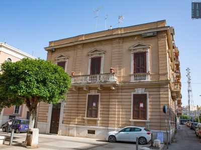 La Tinelli � invece fortunatamente sopravvissuta agli abbattimenti dei suoi �vicini� e mostra ancora oggi il suo schema architettonico caratterizzato da elementi neoclassici decorativi